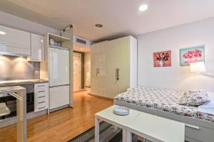 A kitchen or kitchenette at Loft en Badalona Centro