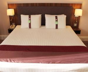 Tempat tidur dalam kamar di Holiday Inn Rotherham-Sheffield M1,Jct.33, an IHG Hotel