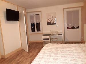 TV a/nebo společenská místnost v ubytování Hotel Le Beauregard