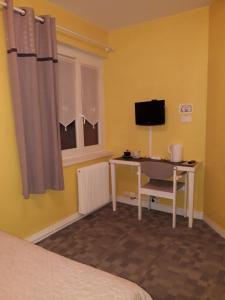 TV a/nebo společenská místnost v ubytování Hotel Le Beauregard
