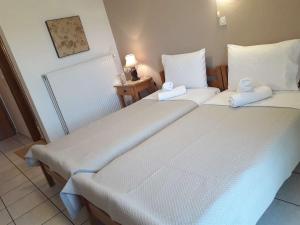 Rúm í herbergi á Olympus View Rooms Sauna & Spa