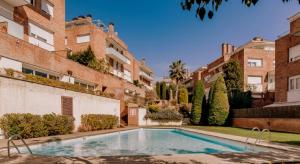 una piscina en el patio de un edificio en Bonito duplex con piscina en Barcelona&playa, en Tiana