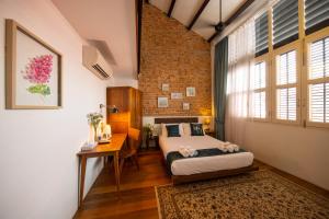 Postel nebo postele na pokoji v ubytování Sweet Cili Boutique Hotel
