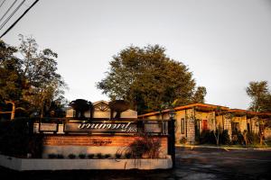 北冲BaanKampu Resort的有栅栏的房子