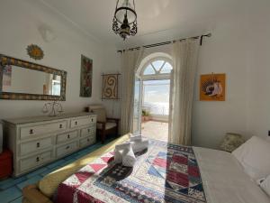 A bed or beds in a room at Villa Teste di Moro