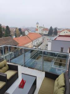 einen Balkon mit Stadtblick in der Unterkunft Penthouse HEART OF SLAVONIA **** in Ðakovo