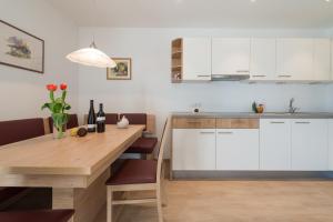 A kitchen or kitchenette at Mairhof