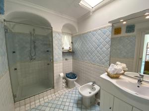 A bathroom at Villa Teste di Moro Még 19 kép