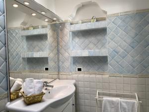 A bathroom at Villa Teste di Moro