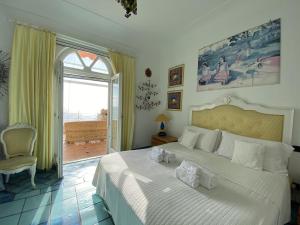 A bed or beds in a room at Villa Teste di Moro