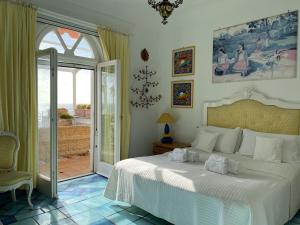 A bed or beds in a room at Villa Teste di Moro