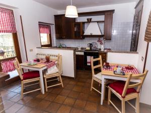 una cucina con due tavoli e sedie di La casa di Benvenuto a Montecchio