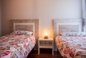 Duas camas sentadas uma ao lado da outra num quarto em El Mirador de Nabaín em Boltaña