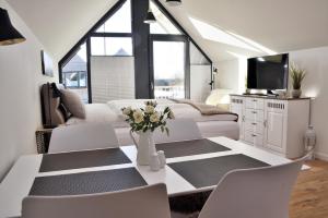 a living room with a white table and chairs at Sandbank in Büsum