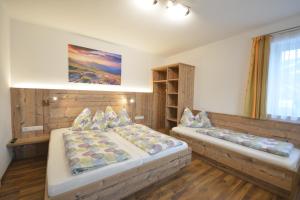 a bedroom with two beds in a room at Appartement Jäger Manuela in Flachau