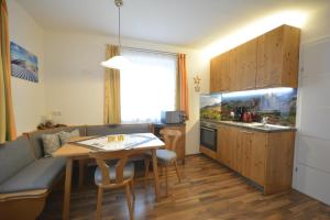 una pequeña cocina y comedor con una mesa en una habitación en Appartement Jäger Manuela, en Flachau