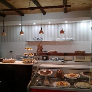 a kitchen with many different types of food on display at Complejo Los Parrales in General Alvear