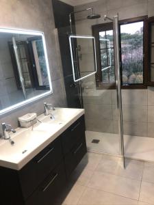 ヒホンにあるLa casina de Kikoのバスルーム(シャワー、シンク2台、シャワー付)