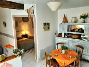 uma pequena sala com uma mesa e um quarto em Terra-Crystal em Rochefort