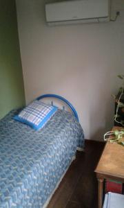 1 dormitorio con 1 cama con edredón azul en Experiencia Abasto en Buenos Aires