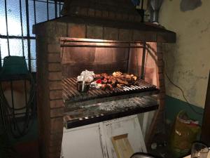 un horno de ladrillo con algo de comida cocinando en él en Experiencia Abasto en Buenos Aires