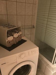 クープレスにあるSarahのバスルーム(洗濯機、タオル付)