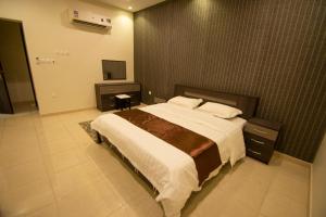 Postel nebo postele na pokoji v ubytování Waha AL Mudaif Serviced Apartments
