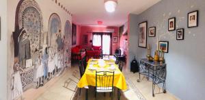a dining room with a table with a yellow table cloth at Appartement El Bahia Saidia destiné uniquement aux couple mariés, célibataires s'abstenir in Saïdia