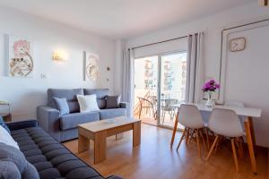 uma sala de estar com um sofá e uma mesa em Las Góndolas Apartamento Sunny em Almuñécar