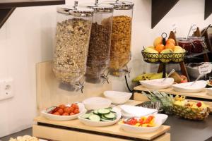 eine Ausstellung verschiedener Nuss- und Obstsorten in der Unterkunft Hotel New In Guesthouse in Ingolstadt