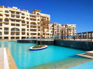 Luxury Hurghada Self-Catering Apartments & Studios, Al Dau Heights في الغردقة: مسبح امام مبنى كبير