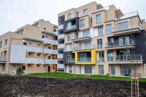 Sasadpark's new apartment in the west part of Buda في بودابست: صورة عن عمارة سكنية