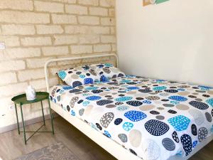 Posto letto in camera con muro di mattoni di Comédie ST-Roch - Studio - Hypercentre Gare - CLIM & NETFLIX a Montpellier