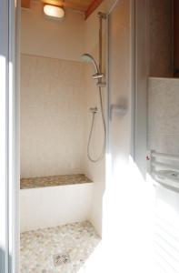 um chuveiro na casa de banho com piso em azulejo em Casa Seler - Appartamento rosso em Predazzo