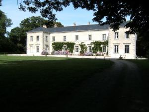 una gran casa blanca con un gran patio en Château de la Marronnière, en Aizenay