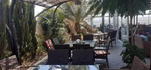 un ristorante con tavoli e sedie in una serra di Panorama Al-Jabal a Az Zarqa