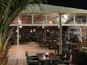 un ristorante con tavoli e sedie e un patio di Panorama Al-Jabal a Az Zarqa