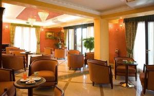 Uma área de estar em Agostiniana Hotel