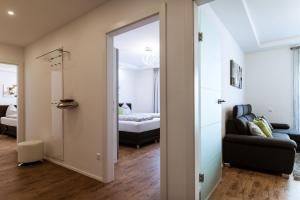 une chambre avec une porte menant à une chambre dans l'établissement MH Living - 11 - Modern Living Dream in Center, à Graz