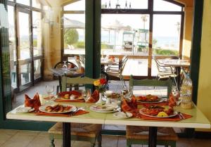 Luxury Chalet - La Hacienda في رأس سدر: طاولة عليها أطباق من الطعام في مطعم