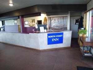 eine Lobby des Gasthofs an der Nordküste mit einem Schild für den Gasthof in der Unterkunft North Coast Inn in Crescent City