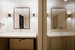 Ett badrum på Diwan Casablanca Hotel & Spa