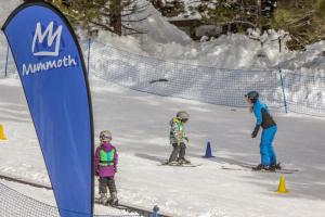 un grupo de personas esquiando en la nieve en Hidden Valley Condominiums, en Mammoth Lakes