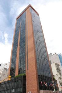 Un edificio alto con ventanas de vidrio en una ciudad. en Torre Obelisco, en Buenos Aires
