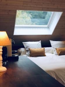 Schlafzimmer mit einem großen Bett und einem Fenster in der Unterkunft La Maison d'Ange in Le Hohwald