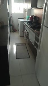 cocina con fogones y fregadero con alfombra en Barcelona, en Curitiba