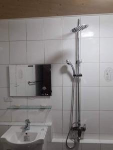 un bagno con doccia e lavandino di Yanyu Xihu Villa a Xihu