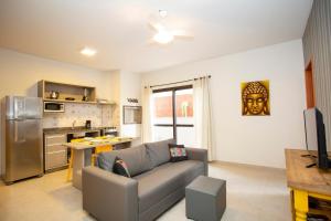 salon z kanapą i kuchnią w obiekcie Barra Holiday Apartamentos w mieście Florianópolis