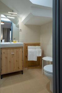 uma casa de banho com um lavatório e um WC em Portas da Villa em Miranda do Douro