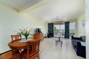 ein Wohnzimmer mit einem Tisch und einem Sofa in der Unterkunft Kaiviti Motel in Port Vila